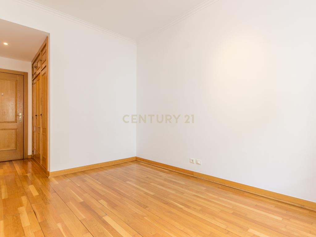 Apartamento T3 em Carnaxide – Arrendamento em Condomínio Privado - Image 17