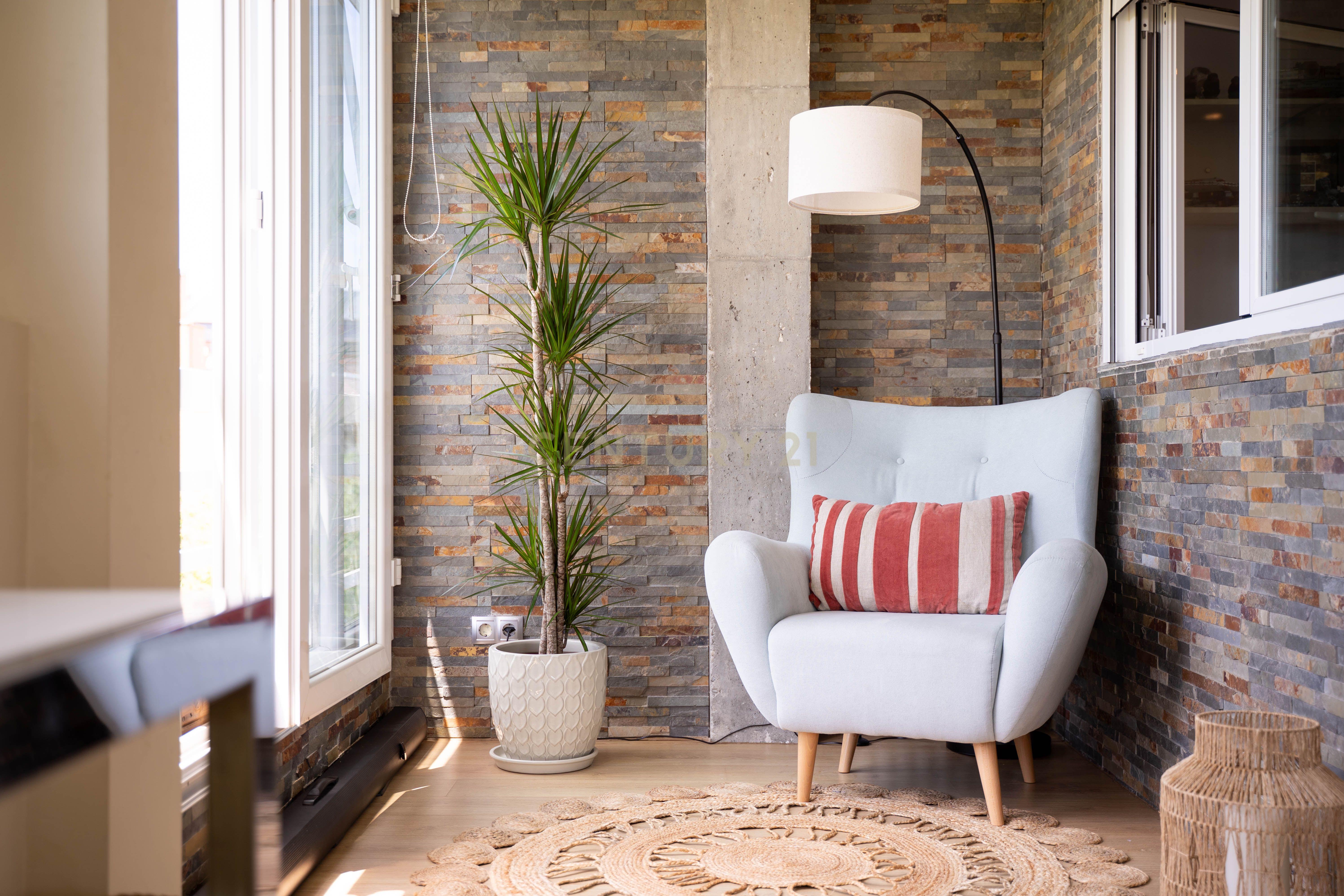 Vive numa urbanização com jardim e piscina. - Image 19