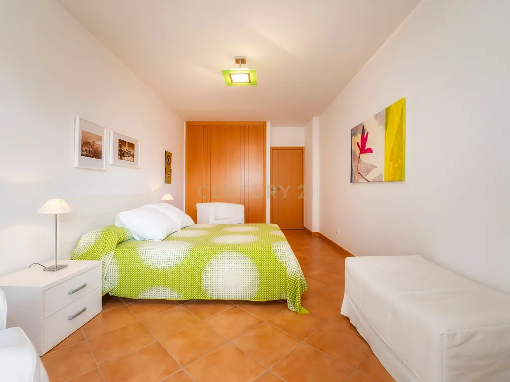 Apartamento T1 | Vista mar | Piscina | Estacionamento | Praia 100mt | Armação de Pera | Algarve - Image 13