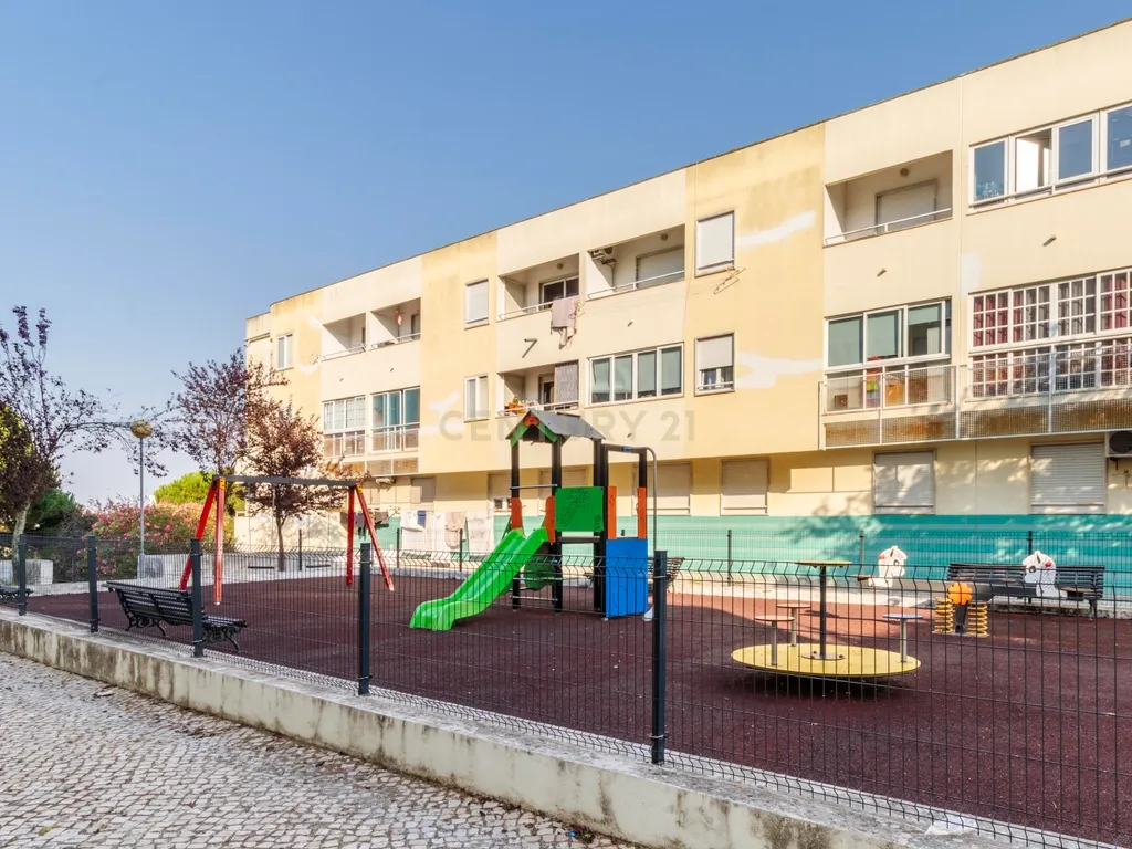 Espaçoso T3 na Sobreda com 2 Casas de Banho e Varandas - Image 40
