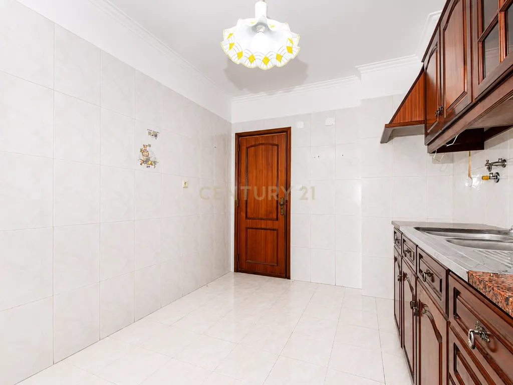 Apartamento T3 com Parqueamento e Arrecadação | Rio de Mouro - Image 17