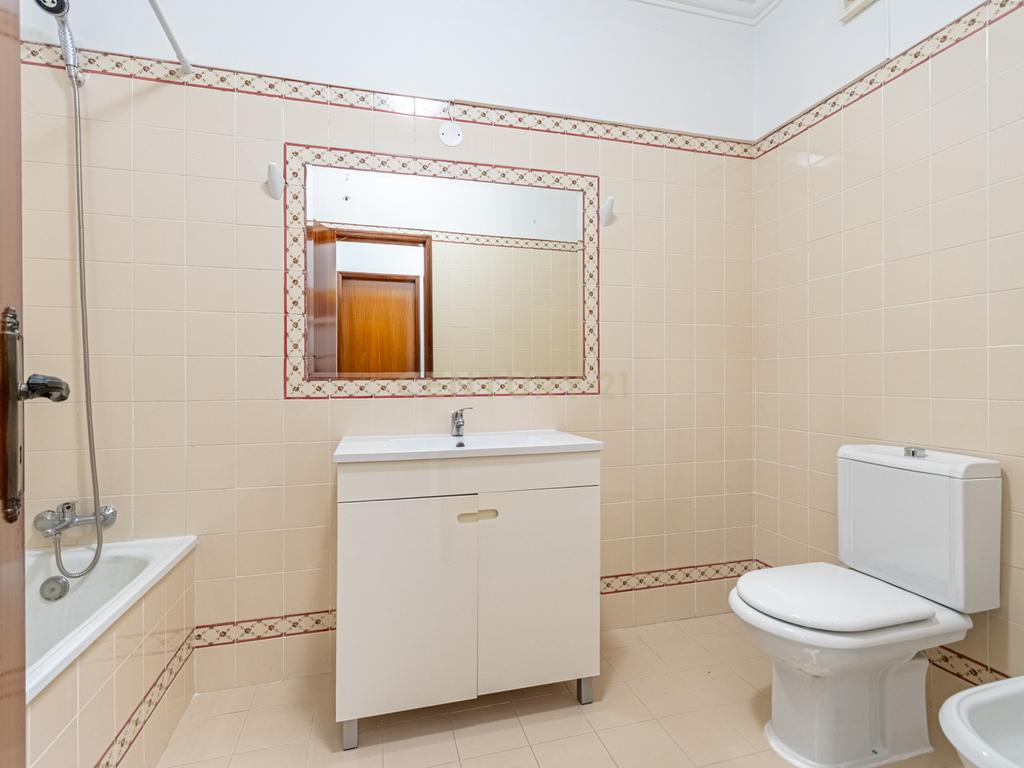 Apartamento T2 Vale de Flores - Image 10