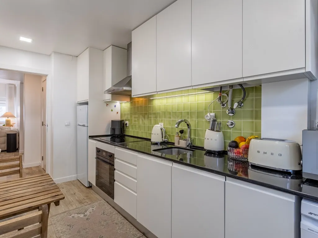 T2 Renovado em Belém, junto ao CCB, com Lareira e Ar Condicionado - Image 11