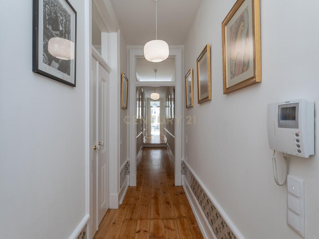 Apartamento Renovado e Mobilado na Av. João Crisóstomo, Lisboa - Image 8