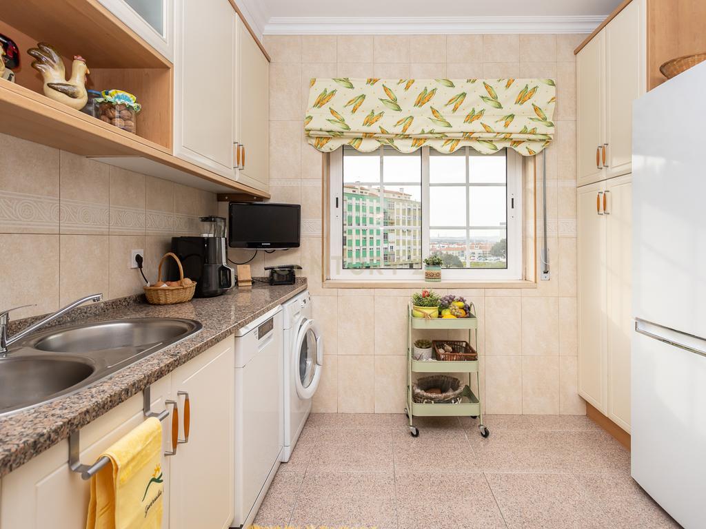 Apartamento T4 c/Arrecadação - Torre da Marinha - Image 14