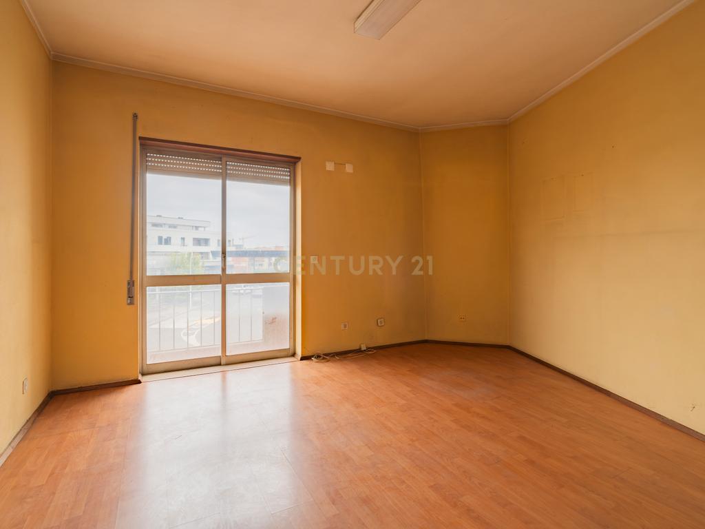 Apartamento T2 em Marinha Grande - Oportunidade Única! - Image 2