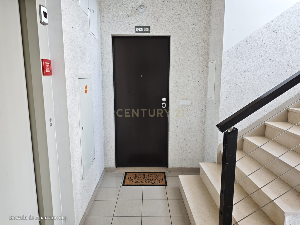 T4 DUPLEX COM 288,50 M², TERRAÇO PRIVATIVO DE 310 M² E ESTACIONAMENTO PARA 7 CARROS — A POUCOS MINUTOS DE LEIRIA - Image 2