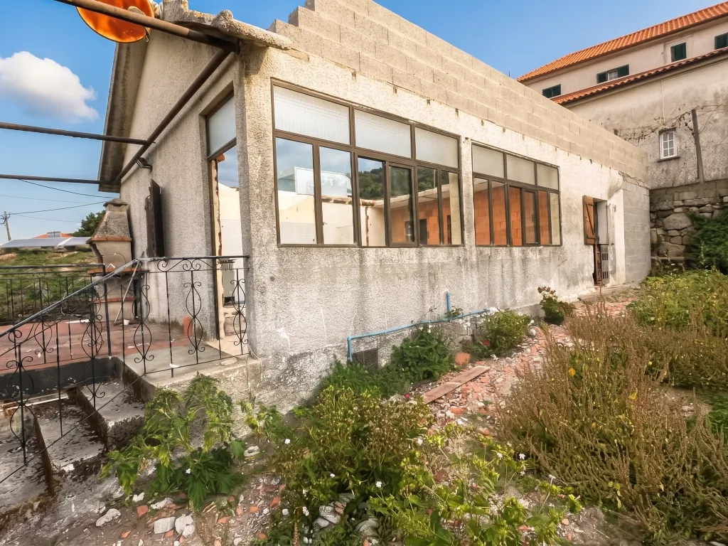 Magnífica Casa com Terreno e Projeto Aprovado no Coração do Gerês - Image 4