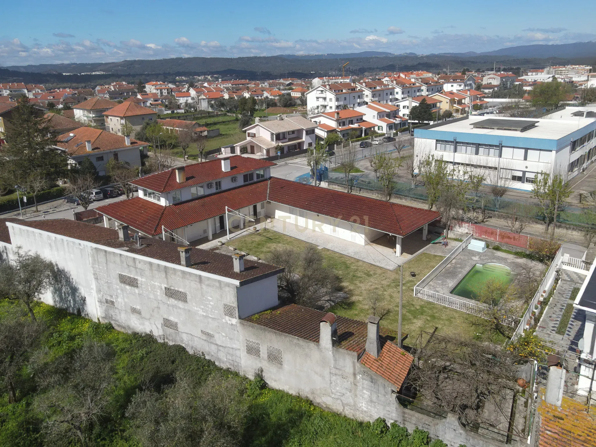 Moradia T5 com varanda coberta,terraço,piscina,jardim,poço,anexo e telheiro numa localização privilegada no centro de Lousã - Image 9