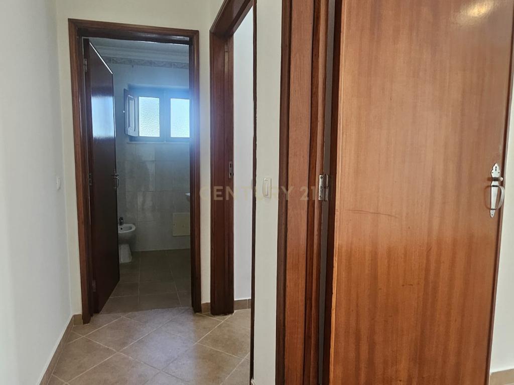 Moradia Bifamiliar T4 com Quintal e Garagem no Bairro das Nogueiras, Évora - Image 17
