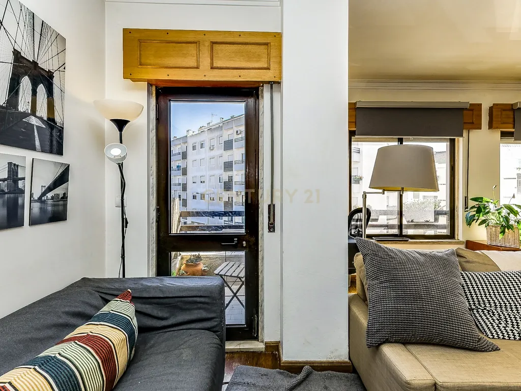 Apartamento T2 em Monte Abraão 97m², Varanda e Lareira - Image 3