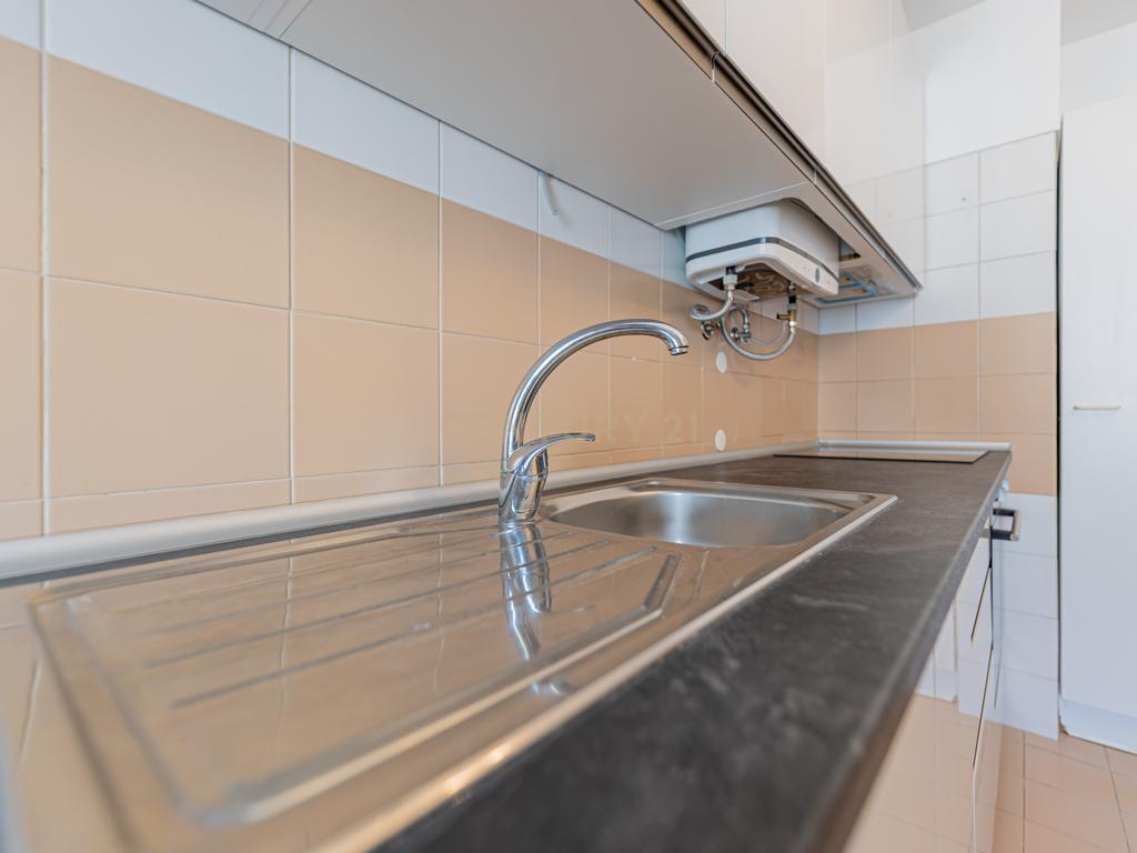 Apartamento T2 Remodelado Monte da Caparica - Image 11