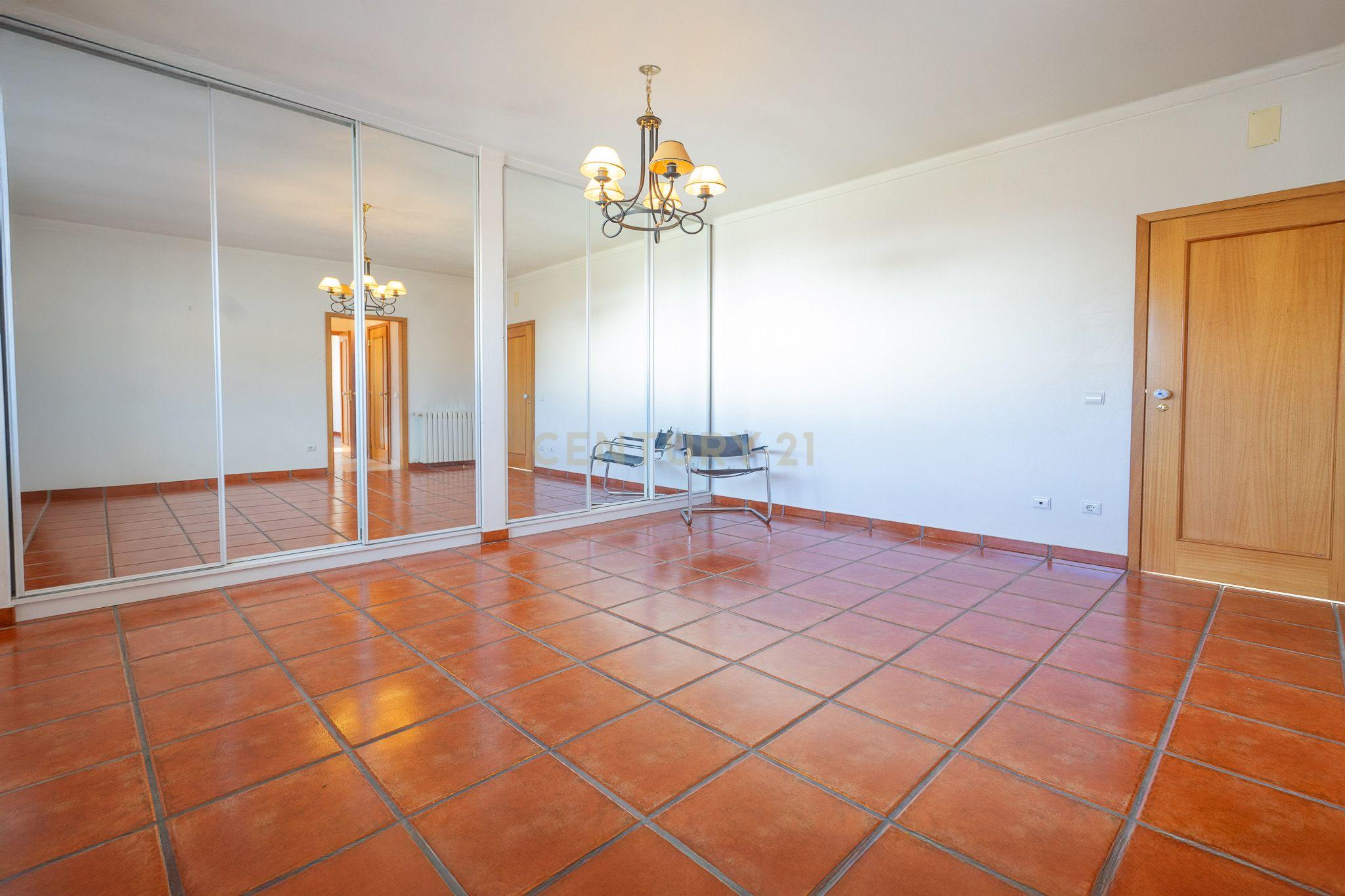 Moradia T5 com varanda coberta,terraço,piscina,jardim,poço,anexo e telheiro numa localização privilegada no centro de Lousã - Image 50