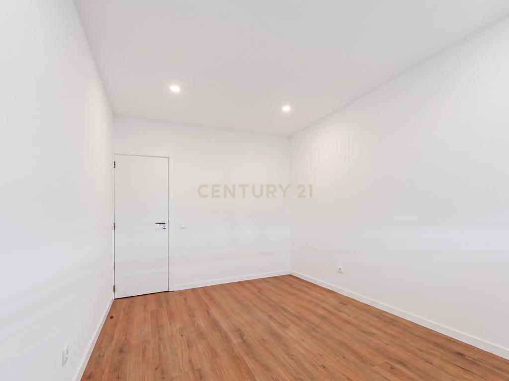 Apartamento Totalmente Remodelado com Terraço de 33 m² | Cruz de Pau – Amora - Image 17
