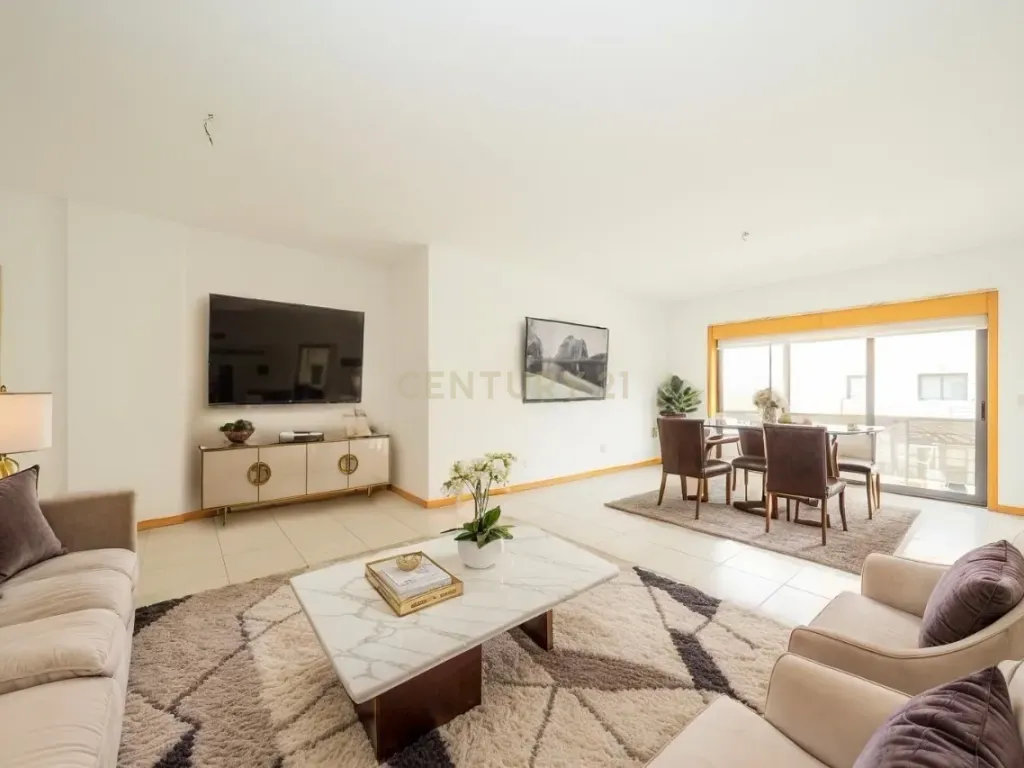 Apartamento T3 com Duas Varandas, Garagem Box e Lugar de estacionamento na Vila Serena, Pinhal Novo - Image 3