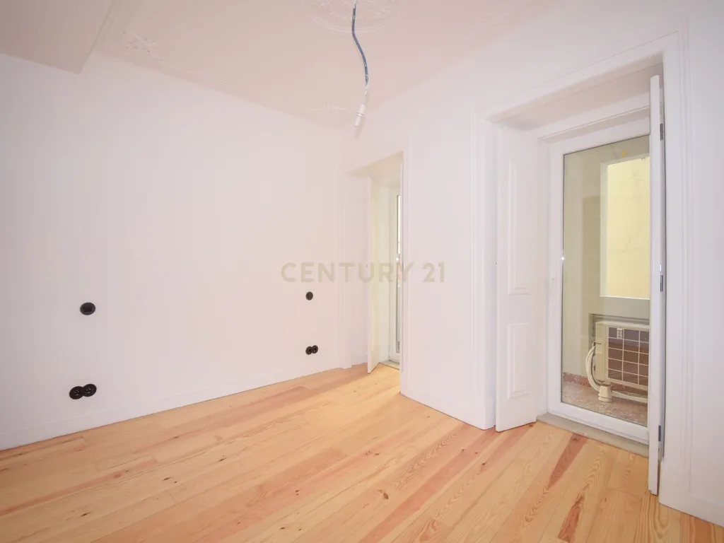 Duplex em prédio totalmente reconstruído, com acabamentos de excelência - Image 10