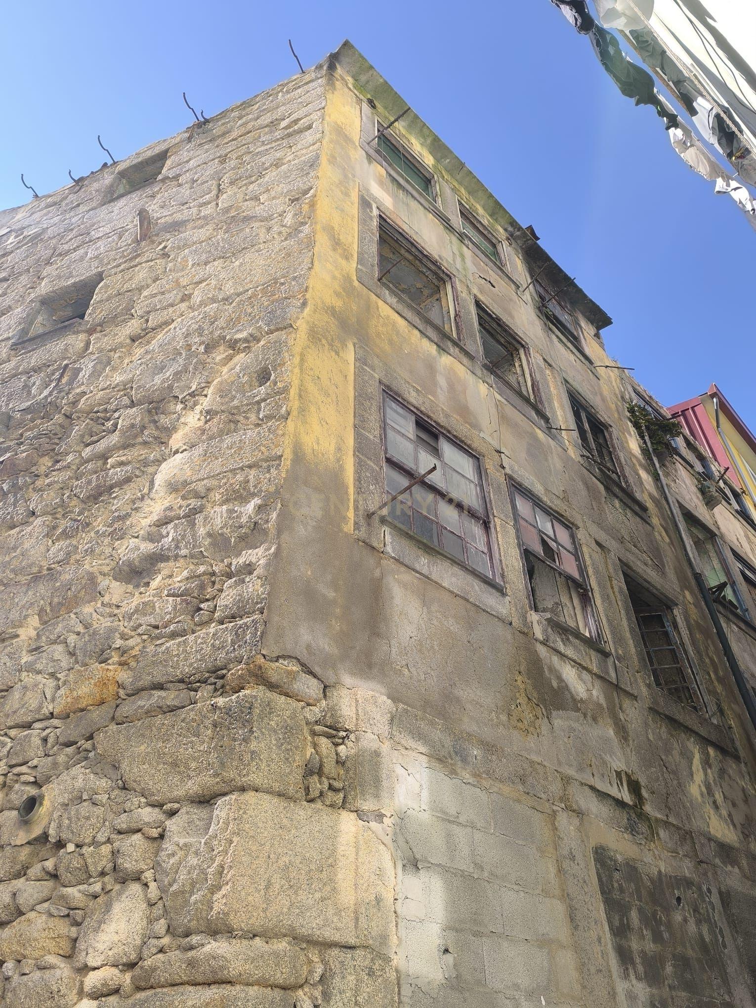 Fotografia 4 de Edifício típico no Porto entre a Sé e a Mouzinho da Silveira para reconstrução