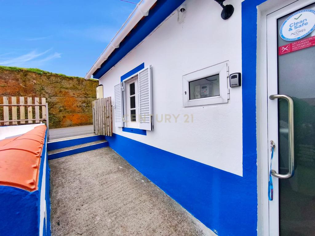Moradia Totalmente Renovada com 2 Apartamentos T1 e Vista Mar na Algarvia - Image 15