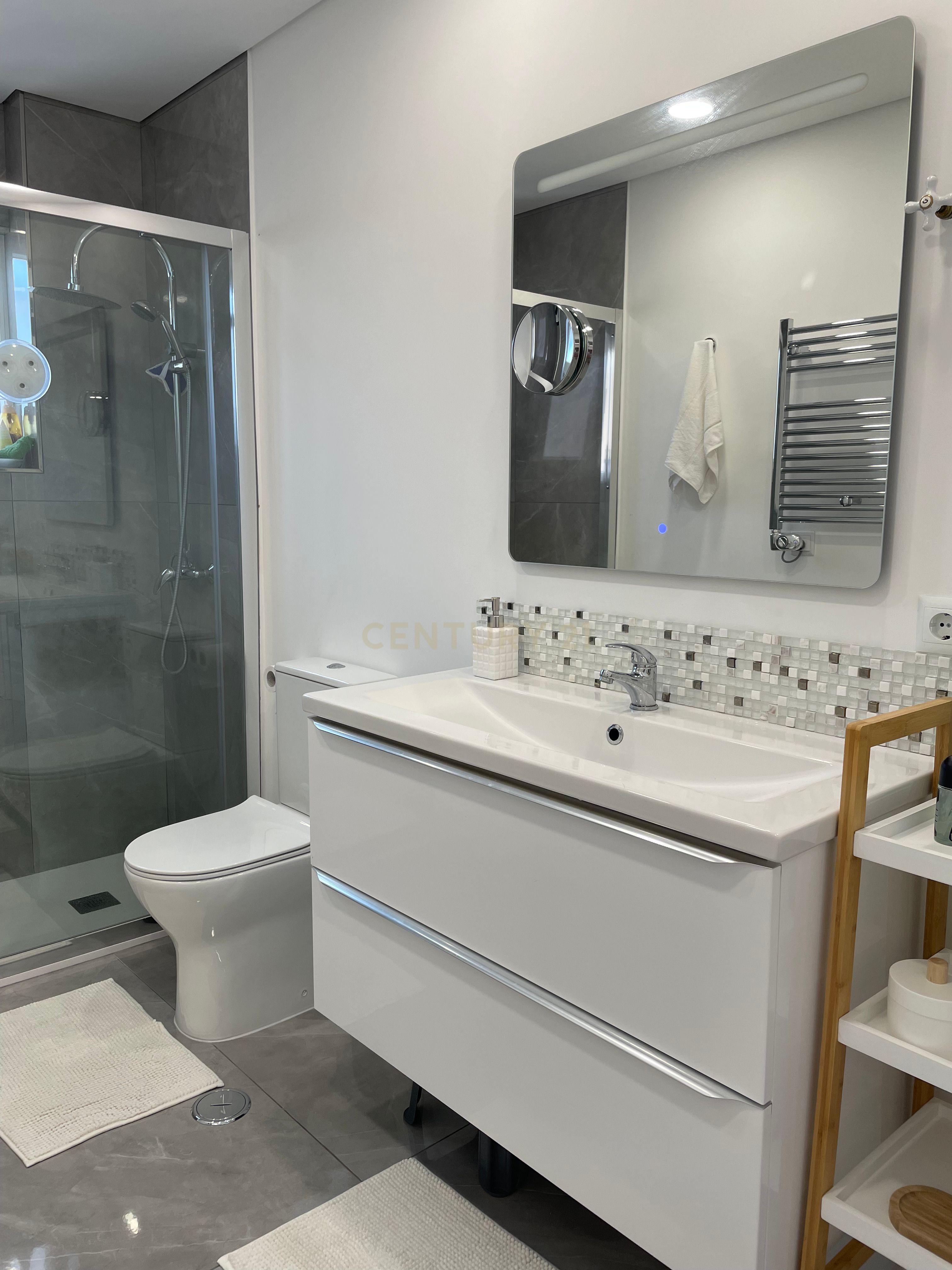 apartamento T2 situado numa das zonas mais privilegiadas de Almada - Image 14