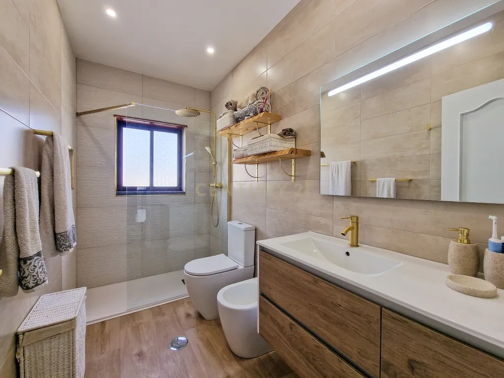 Excelente apartamento de 4 assoalhadas RENOVADO recentemente, com amplitude de todas as suas divisões - 113m2. - Image 16