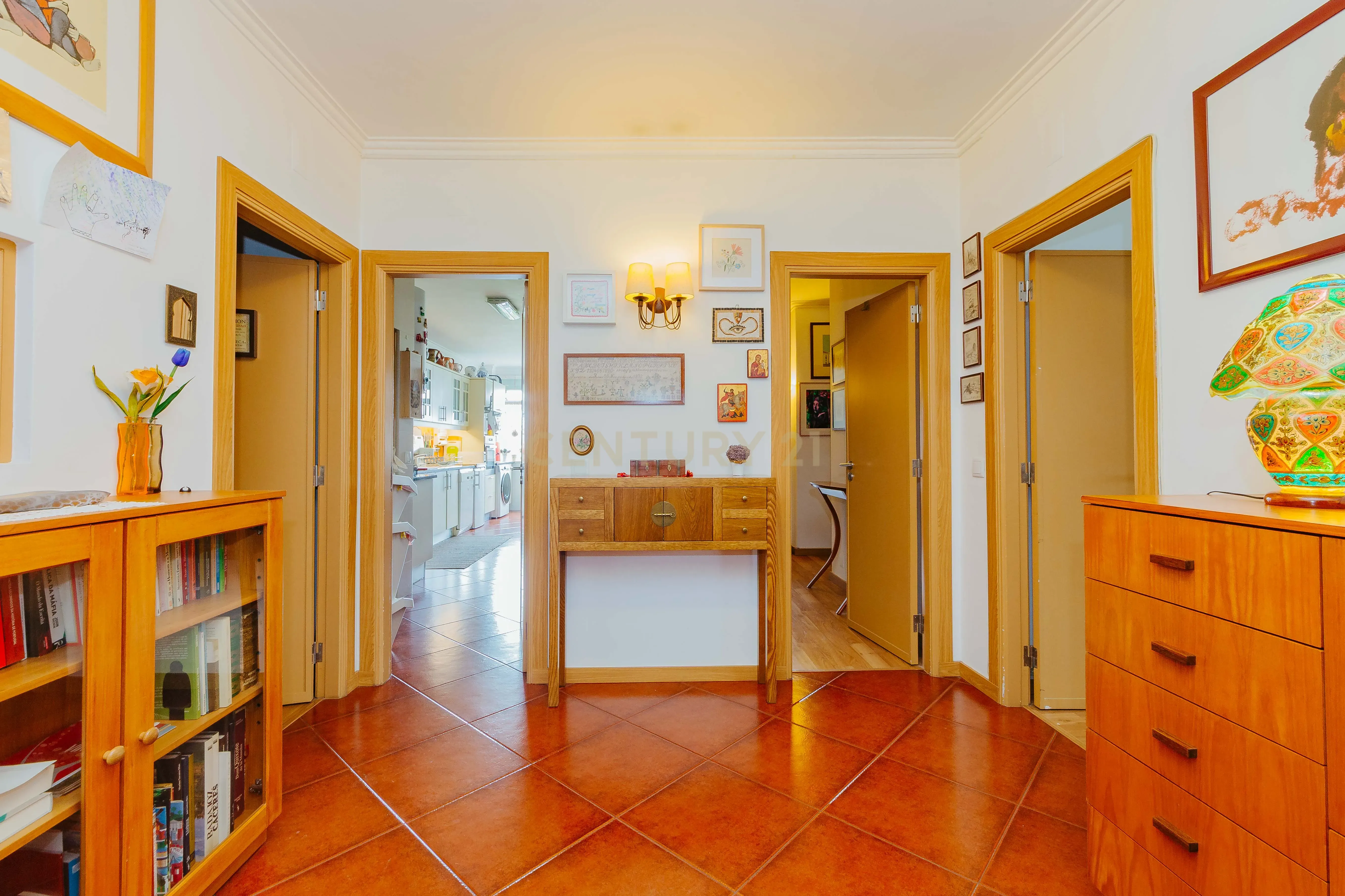 Apartamento T3 com 119 m² em Alfornelos – Remodelado, 2 WC, facilidade de estacionamento e proximidade à estação do Metro - Image 1