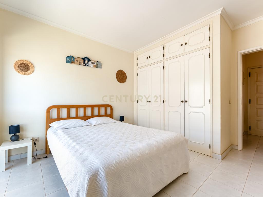 Apartamento T1 em Quarteira com Vista Mar e Perto da Praia - Image 10