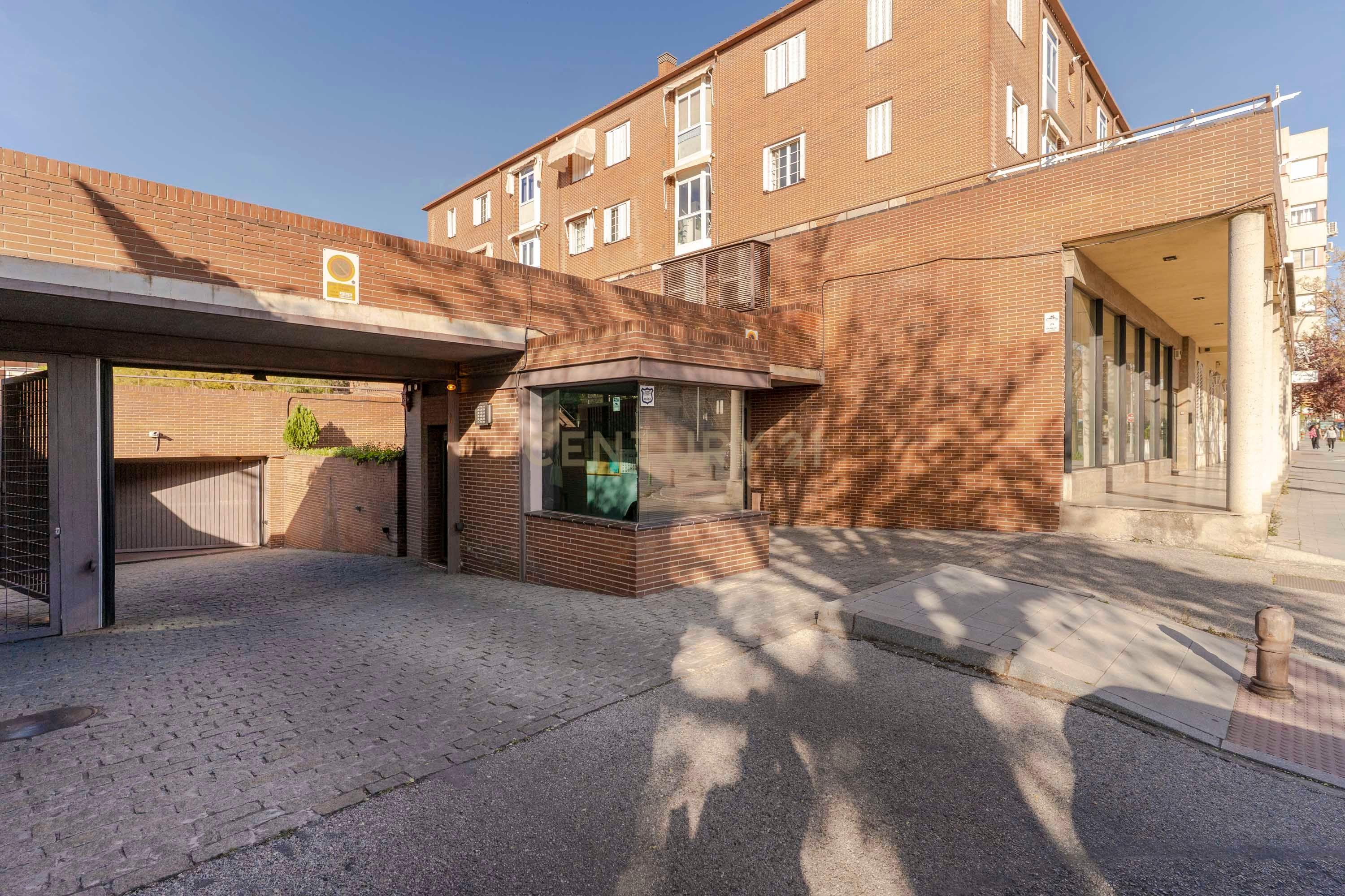 Apartamento Renovado em Granada com Garagem e Segurança - Image 20
