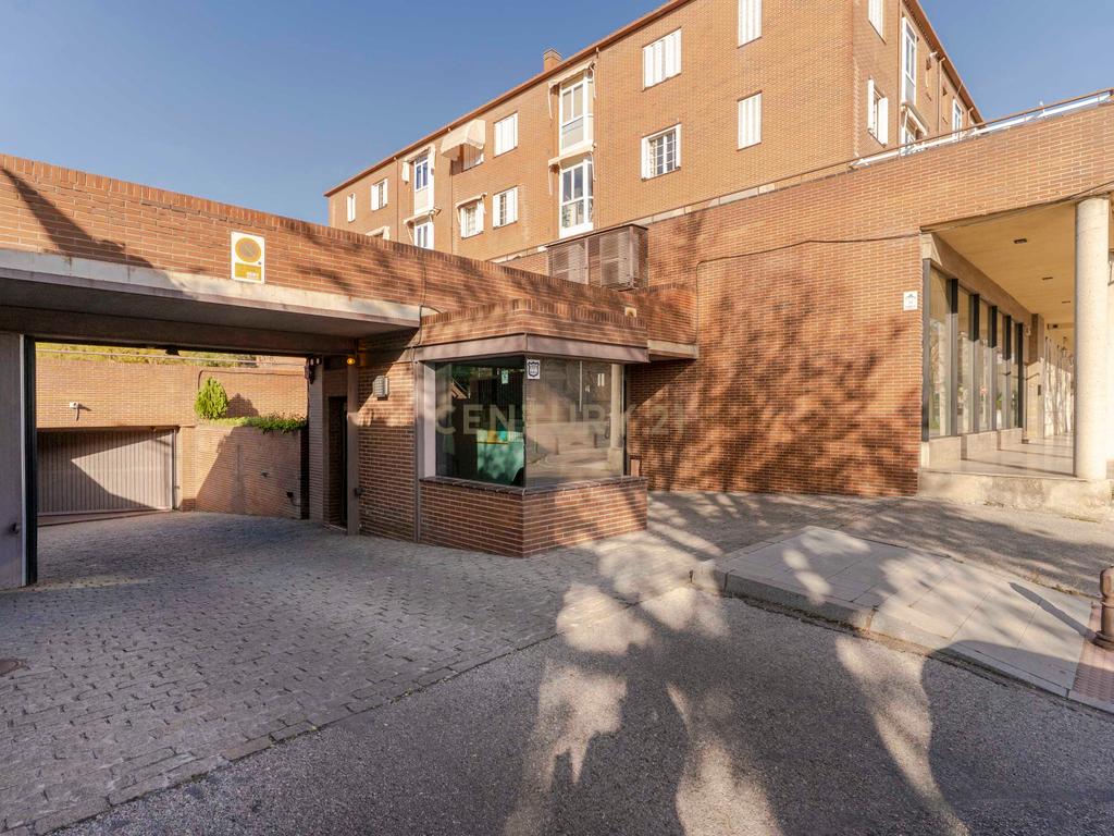 Apartamento Renovado em Granada com Garagem e Segurança - Image 20
