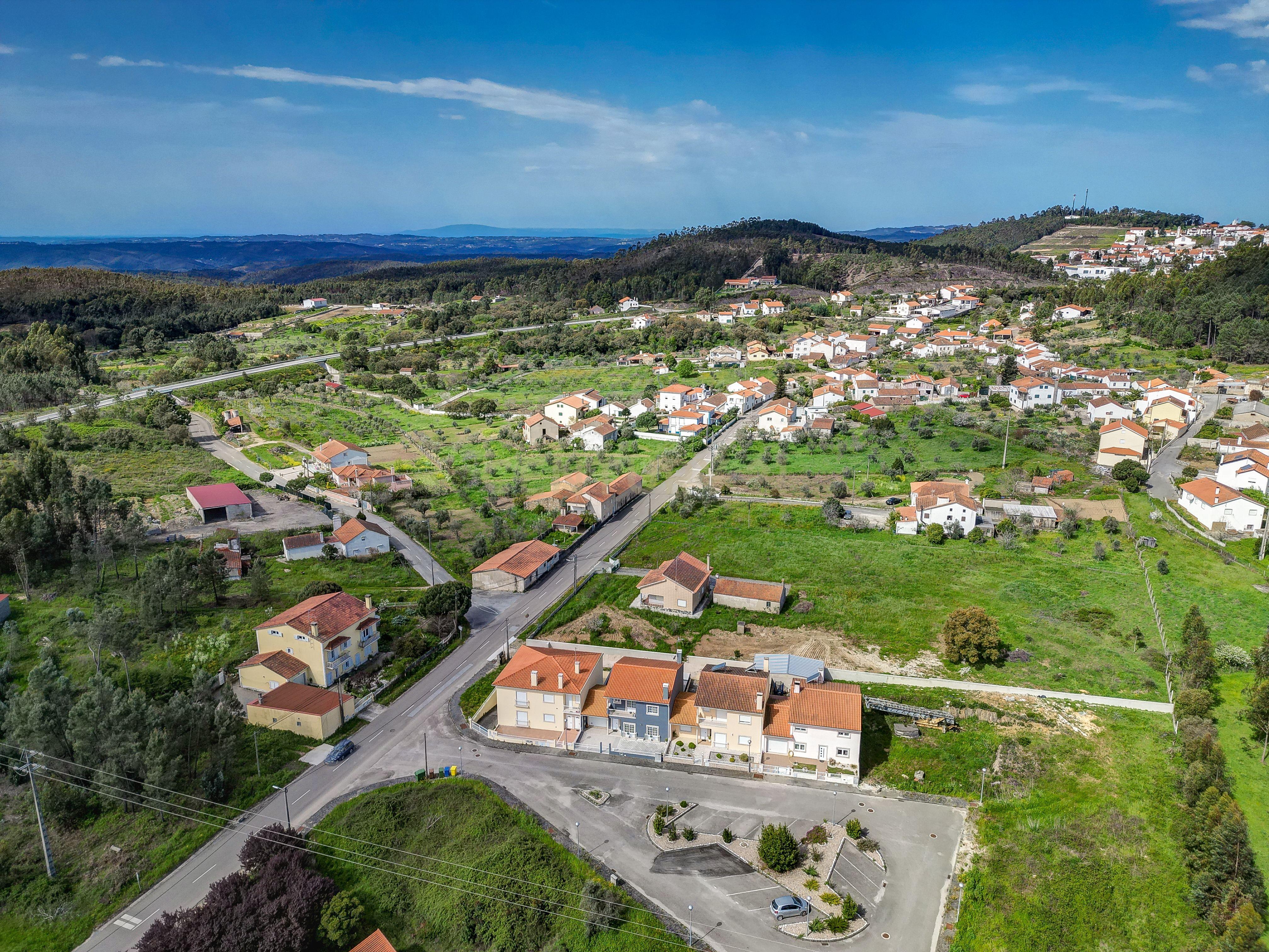 Casa Moderna em Vila de Rei com 4 Quartos e Segurança Avançada - Image 3