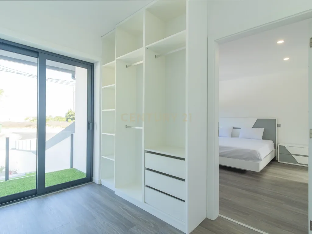Propriedade Totalmente Renovada com Armazém/Garagem de Grande Dimensão e Piscina em Monte Real - Image 15