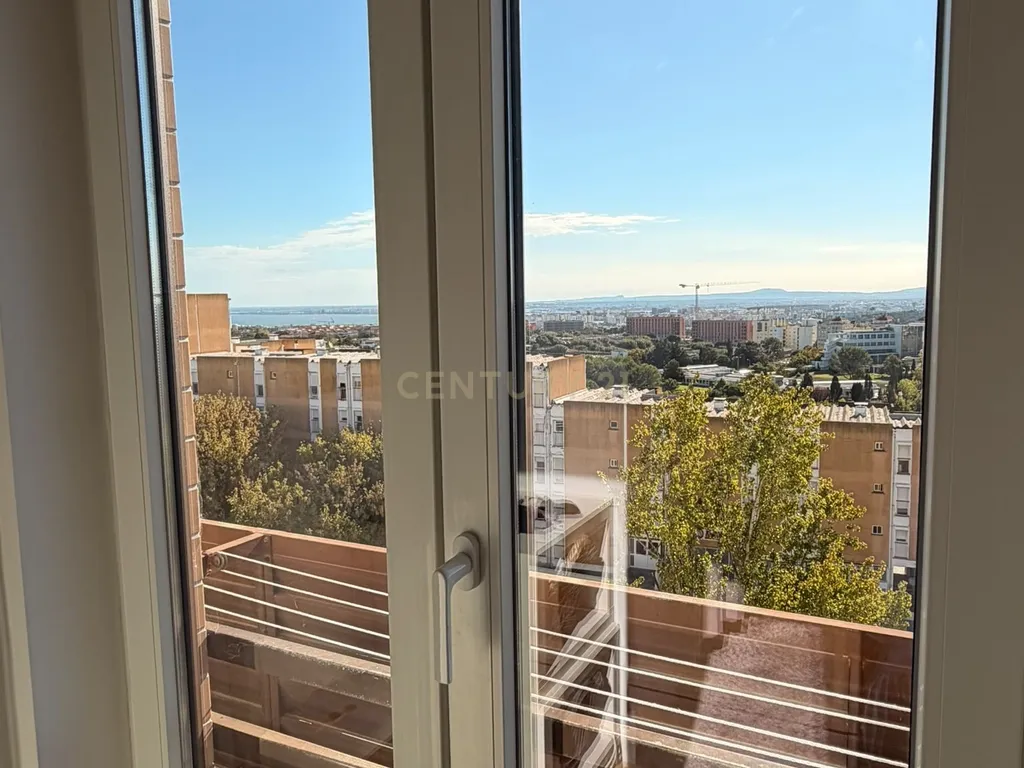 Apartamento T2 com Vista Fantástica sobre o Rio Tejo, Estacionamento e Arrecadação – Caparica, Almada - Image 17