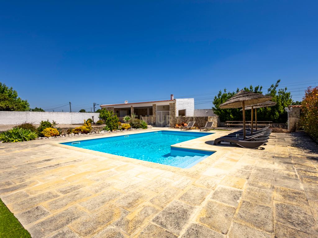Moradia T5 Térrea com Piscina, Garagem e Lote de 2000 m² – Venda do Alcaide - Image 36