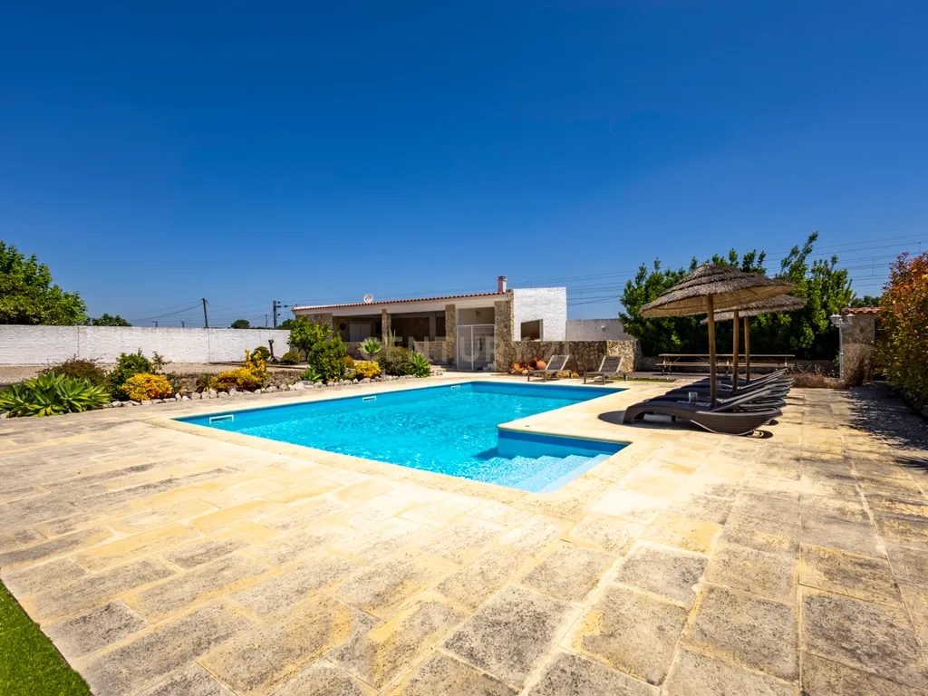 Moradia T5 Térrea com Piscina, Garagem e Lote de 2000 m² – Venda do Alcaide - Image 36