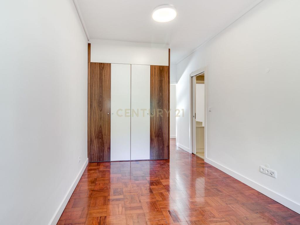 T3 TOTALMENTE RENOVADO COM VARANDA DE 21 m² NO CAMPO PEQUENO – LISBOA - Image 19