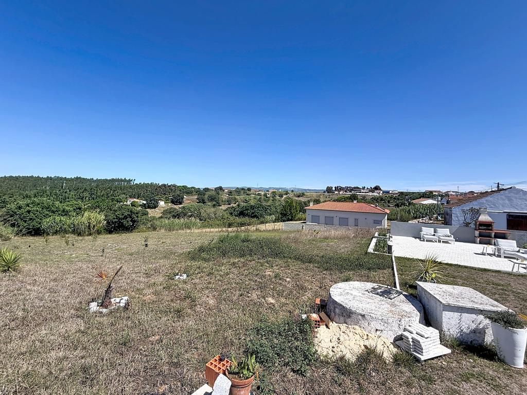 Moradia isolada com amplo terreno de 1.350 m², junto a Alcobaça - Image 12