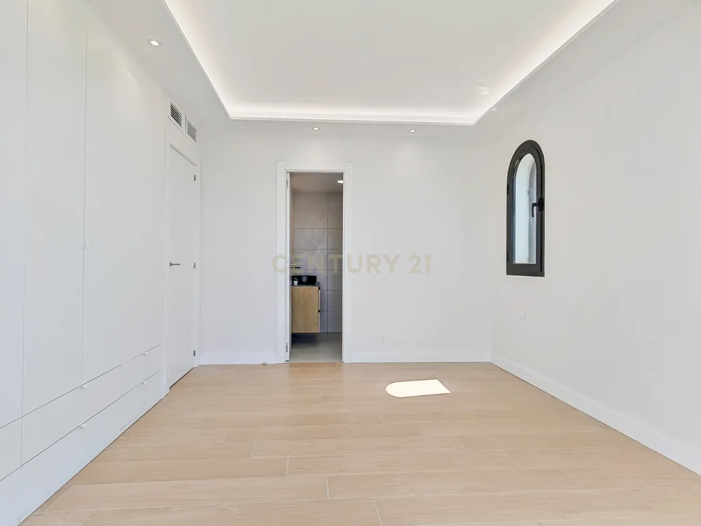 PENTHOUSE TOTALMENTE REMODELADA E PRONTA A ESTREAR COM VISTAS PANORÂMICAS PARA O MAR, DUAS VARANDAS E PISCINA EM MIJAS COSTA - Image 17