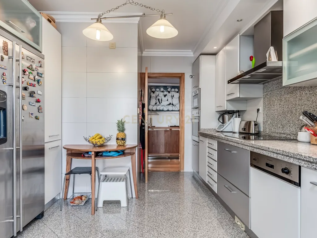 Apartamento T4 em Alfragide com Vista e Excelentes Acabamentos - Image 6