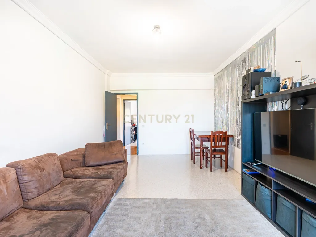 Apartamento T3 em Caneças com Vista e Luz Natural - Image 2