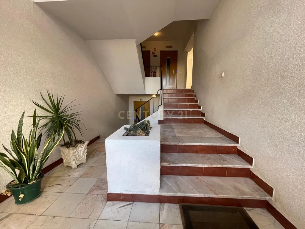 Exclusivo Apartamento T2 - Quarteira - Lugar de Garagem - Varandas - Praias - Marina Vilamoura - Image 3