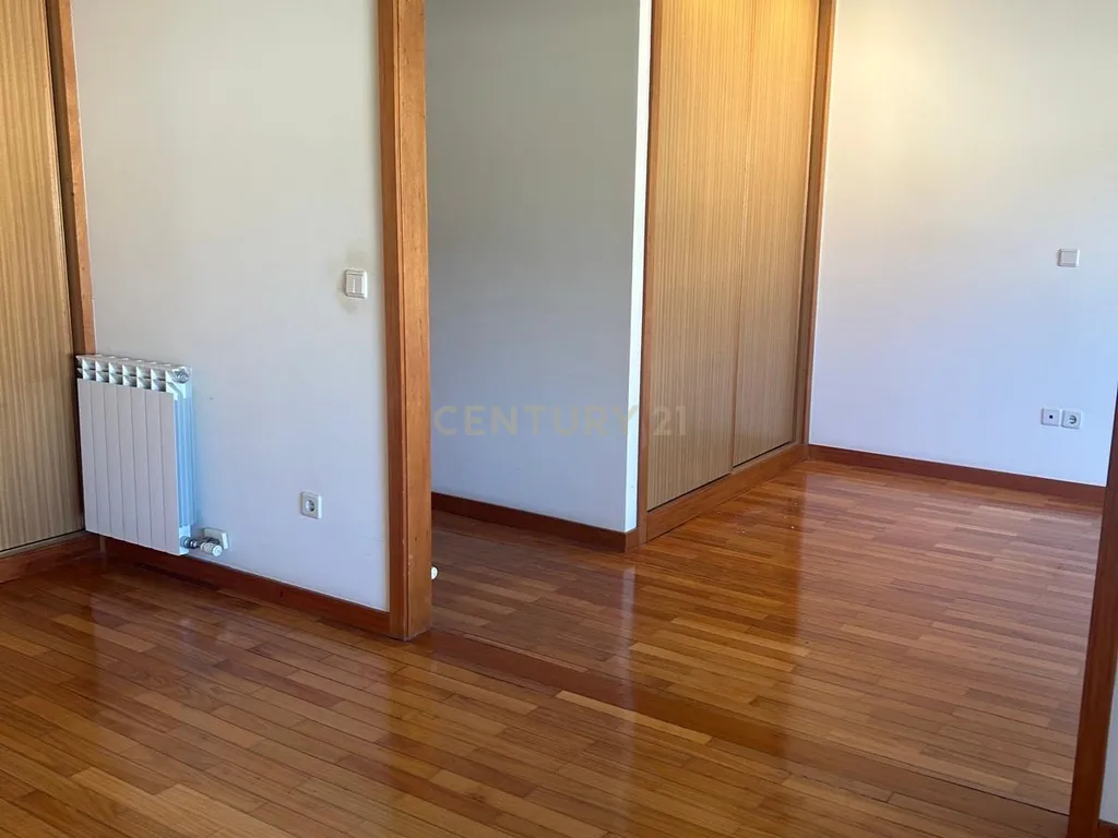 Luxuosa Moradia T3 em Folgosa, Maia - 310m² com Vista Montanha - Image 13