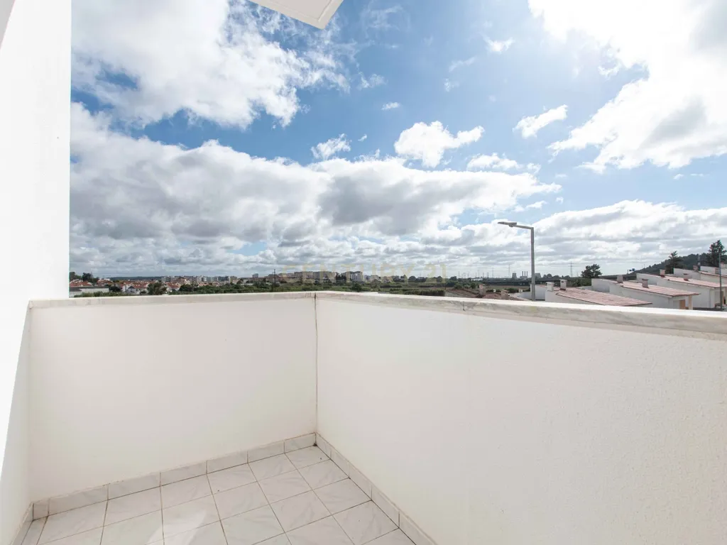 Apartamento T3 com Parqueamento e Arrecadação - Image 17