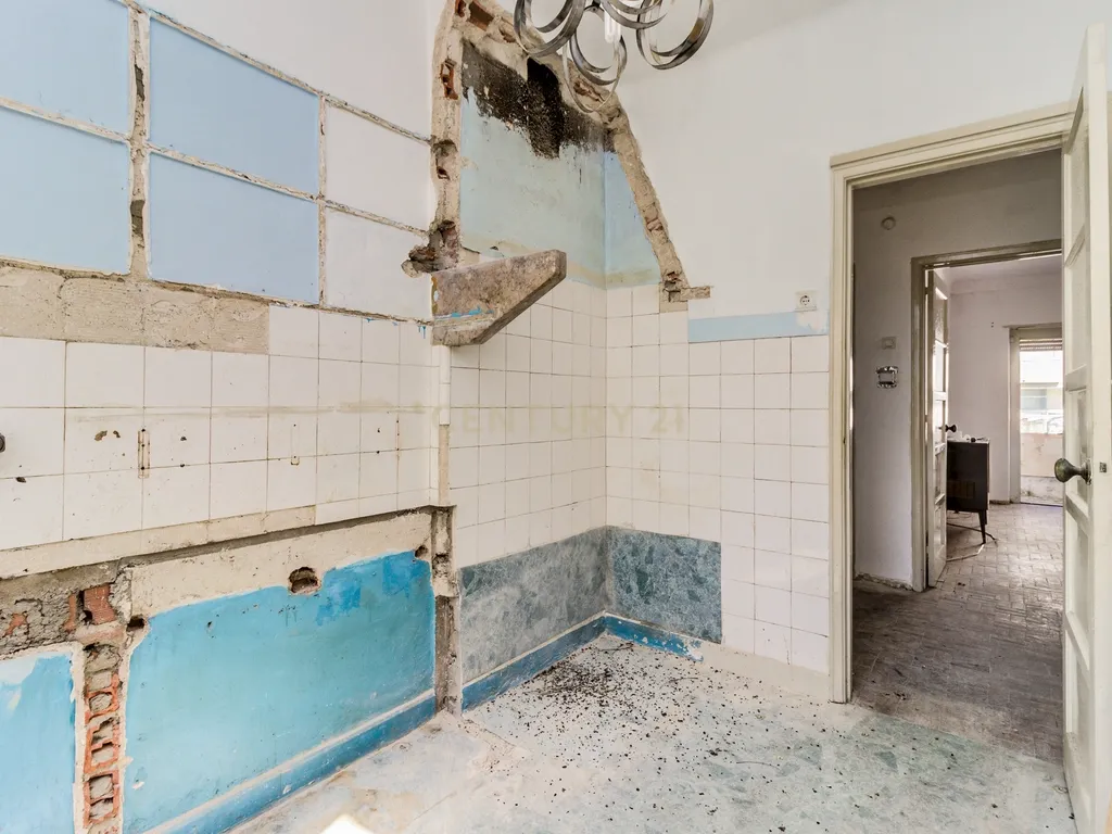 Apartamento T2 em Remodelação - Portela de Sintra - Image 5