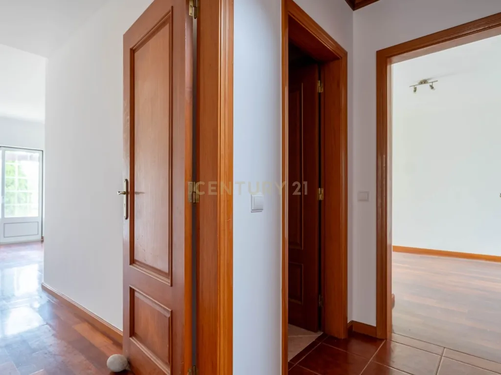 Moradia T5 - C/ terreno - Excelente estado - Image 28