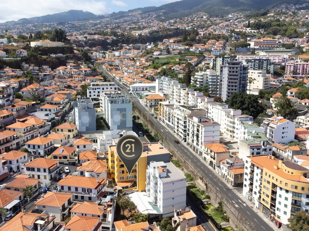 Apartamento T2 para Arrendamento – Centro do Funchal, Ilha da Madeira - Image 1