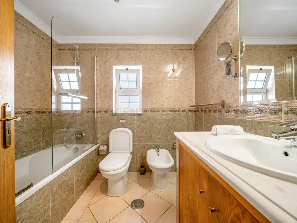 Moradia T4 com piscina, jacuzzi e garagem em Vale Pedras, Albufeira - Image 19