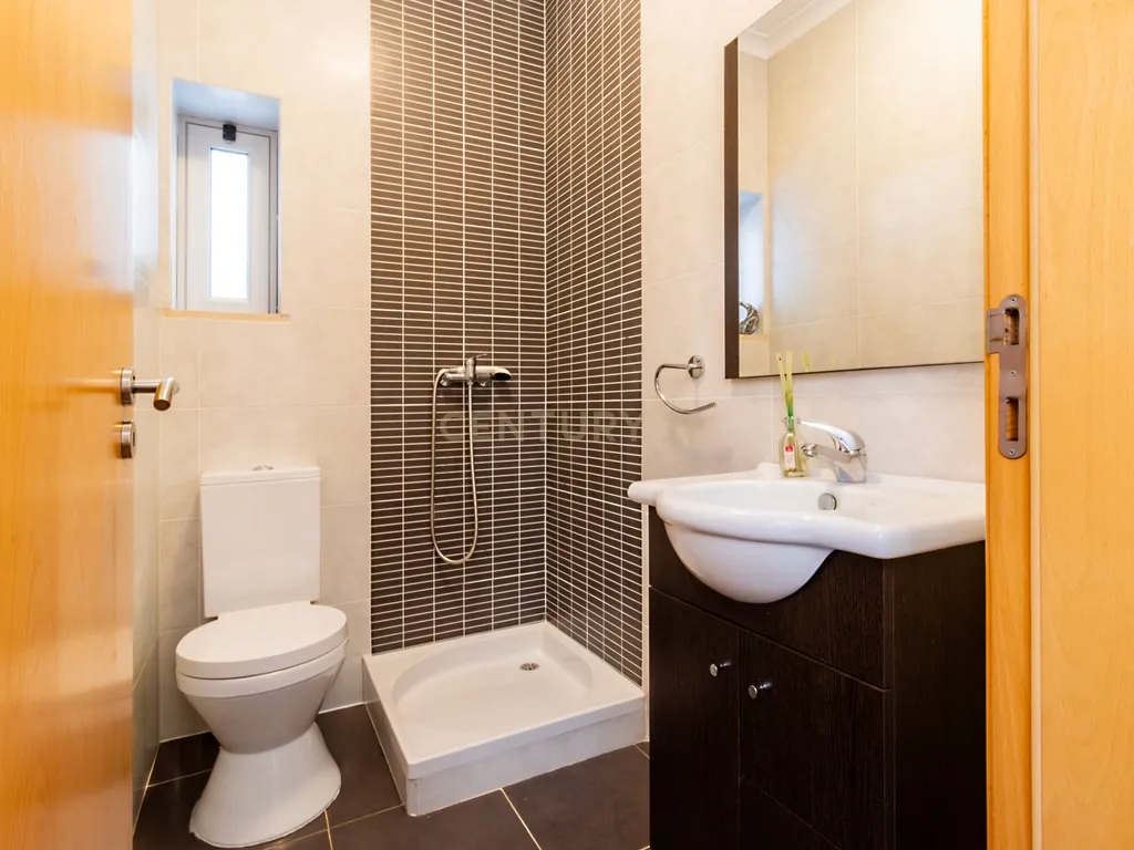 Moradia T4 com Piscina Privativa na Marinha Grande - Image 8
