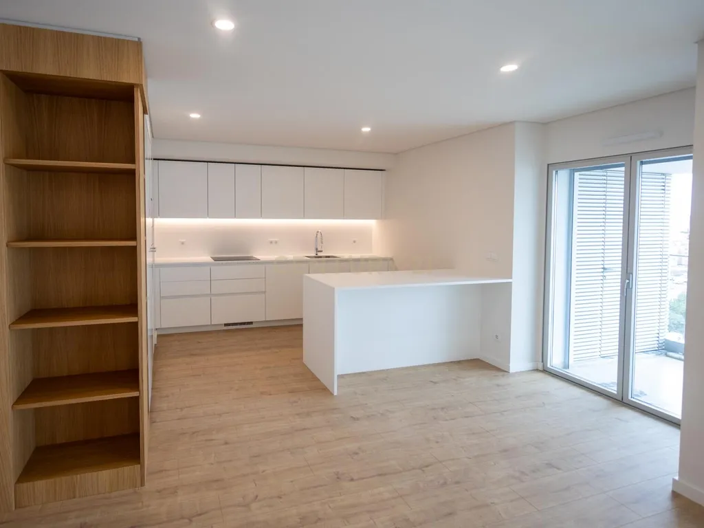 Apartamento T3 com estacionamento e piscina - Areeiro - Image 6