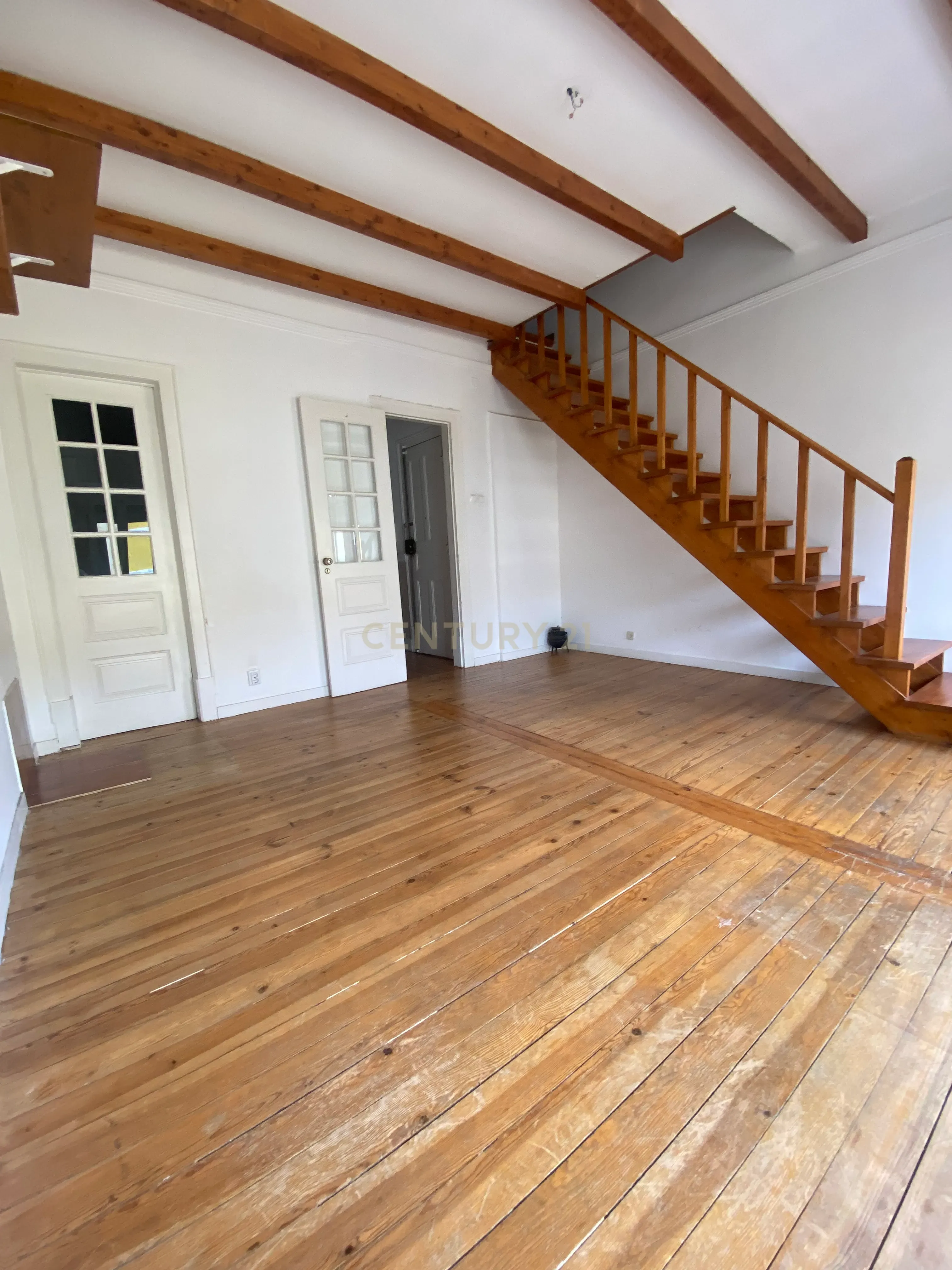 T3 com Sótão Remodelado e Terraço – Alcântara - Image 2