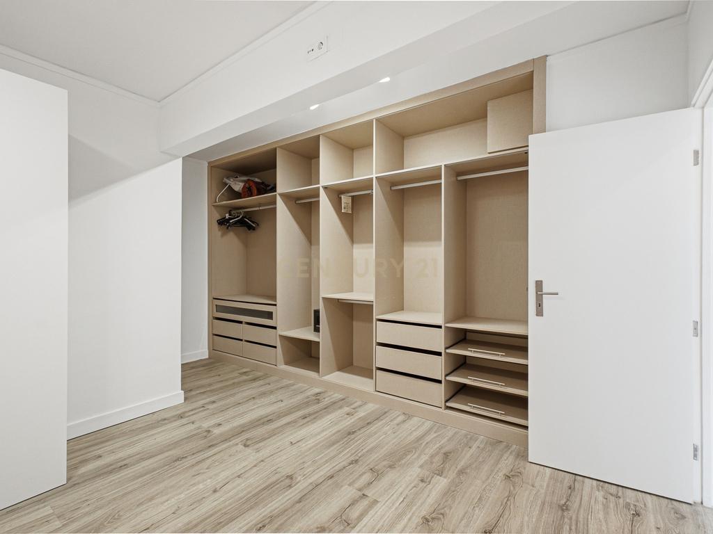 Apartamento T2 Remodelado PC Simão da Veiga Junior 1 - Santo António Dos Cavaleiros - Image 28