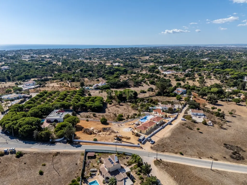 Moradia T4+1 de construção nova com piscina infinita | Caramujeira, Lagoa - Image 43